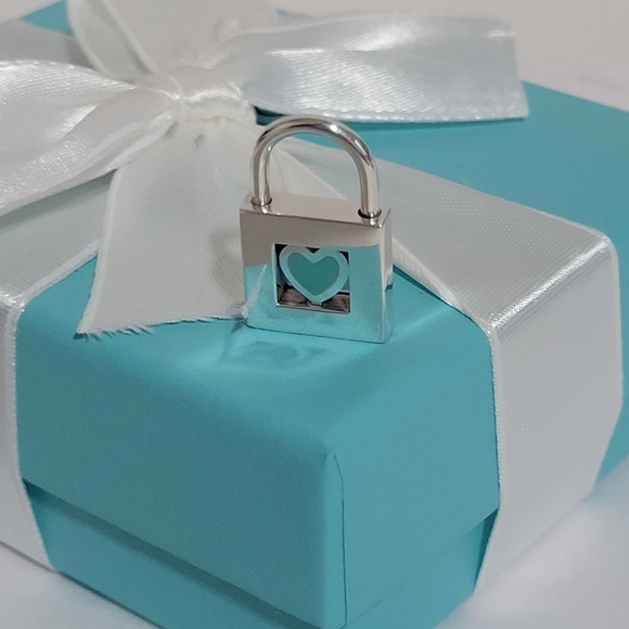 ๐๐ Authentic Rare Tiffany & Co. Blue Enamel Heart Lock Pendant (Openable)๐๐ - Picture 9 of 15